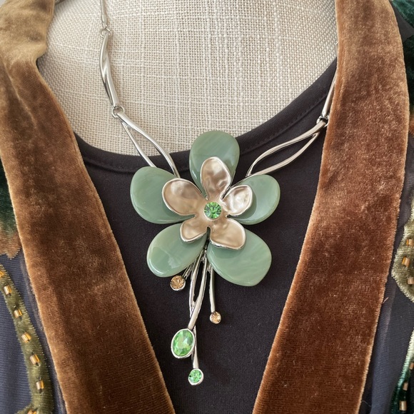 NWOT Green Sunshine Floral Necklace & Earrings. Excellent! - Picture 5 of 14